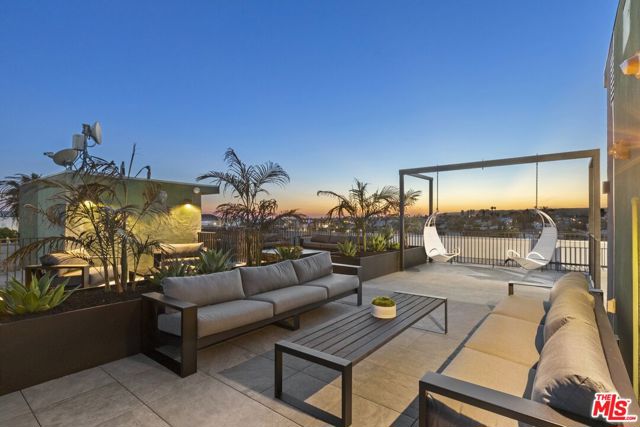 4506 Dockweiler Street, Los Angeles CA: https://media.crmls.org/mediaz/066cf91f-4573-4703-86cc-8218ddbd4bc3.jpg