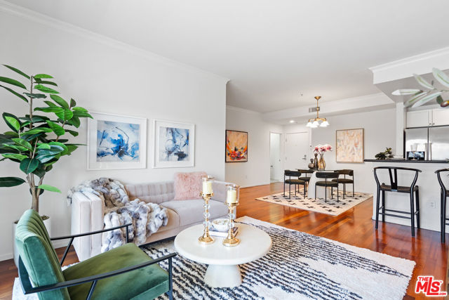 906 S Serrano Avenue, Los Angeles CA: https://media.crmls.org/mediaz/066dfc87-9ba3-4422-8161-f7893721e6be.jpg