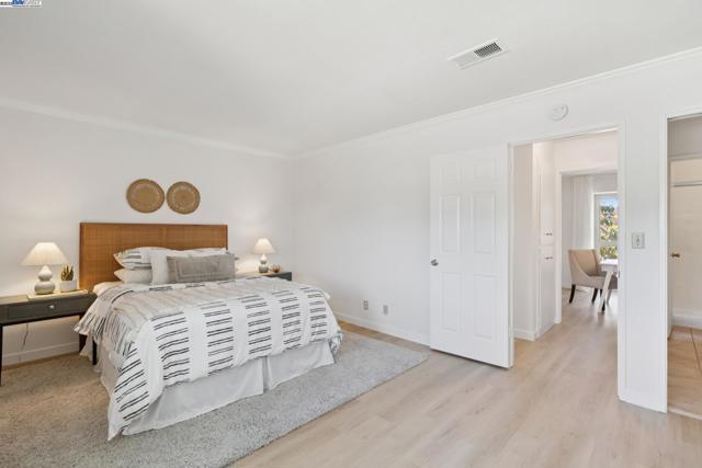 1105 Fontana Dr, Alameda CA: https://media.crmls.org/mediaz/066e4445-3882-43bf-a90d-d2f7fe54e91a.jpg