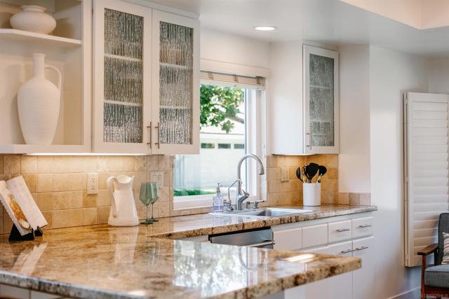 2207 Caminito Cabala, La Jolla CA: https://media.crmls.org/mediaz/066e6453-0f33-4a5f-ad24-808fb6d9f791.jpg