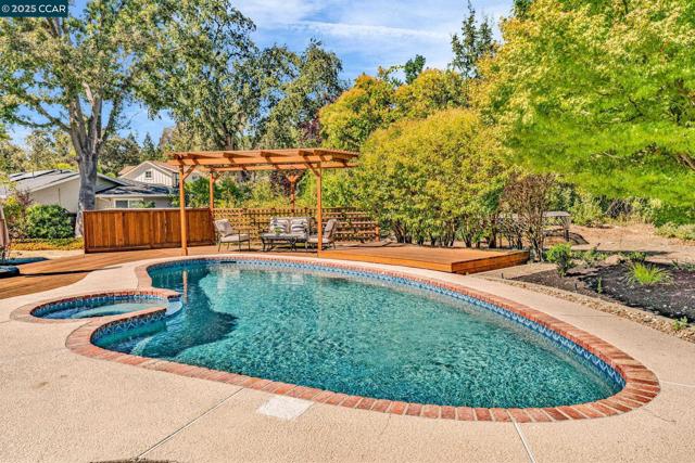 240 CASTLE GLEN ROAD, Walnut Creek CA: https://media.crmls.org/mediaz/066f023a-d5d3-4f20-8548-c182ad8ac0ed.jpg