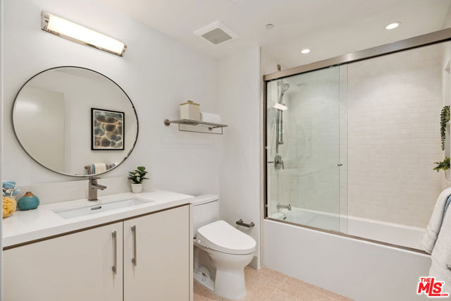 130 S Sepulveda Boulevard, Los Angeles CA: https://media.crmls.org/mediaz/066f1346-ebd7-4db2-9079-86ffe83e446a.jpg