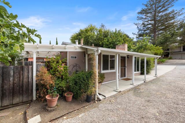 2160 Oakley Avenue, Menlo Park CA: https://media.crmls.org/mediaz/066f5cc0-5dfe-496a-bef2-794ac8d14841.jpg