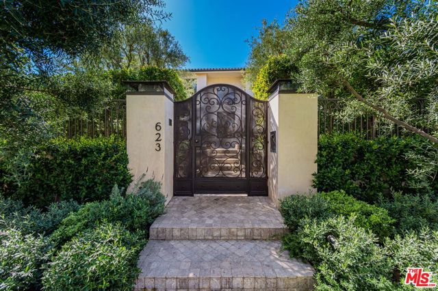 623 N ALTA Drive, Beverly Hills CA: https://media.crmls.org/mediaz/066fcd49-0742-415a-8fb6-0c695f20cba5.jpg