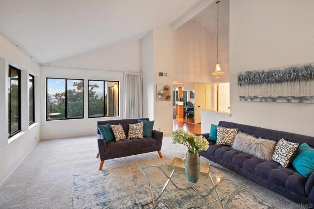 1586 Kimberly Woods Dr, El Cajon CA: https://media.crmls.org/mediaz/066fe318-9221-4108-984f-35116860c42c.jpg