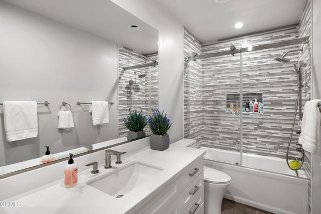 4428 Oakwood Avenue, La Canada Flintridge CA: https://media.crmls.org/mediaz/06700213-2243-4540-91a7-f33d6c68d351.jpg