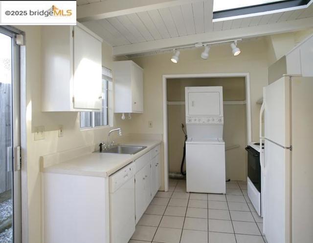 1611 Julia St, Berkeley CA: https://media.crmls.org/mediaz/0670152f-cf91-4c26-a95b-234b12824571.jpg