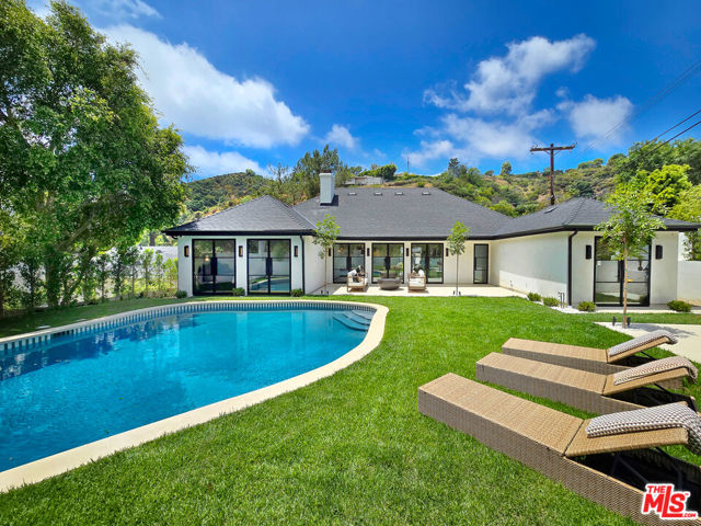 2288 Coldwater Canyon Drive, Beverly Hills CA: https://media.crmls.org/mediaz/06701d17-6181-4cdd-858c-1ce9d36b9763.jpg