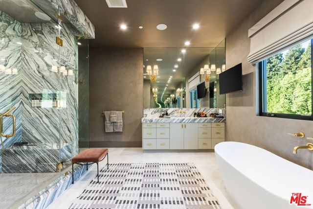 5084 Valjean Avenue, Encino CA: https://media.crmls.org/mediaz/0671105c-a64a-4307-93cc-aba52356cc0b.jpg