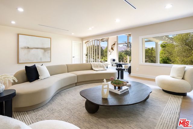 9425 Gierson Avenue, Chatsworth CA: https://media.crmls.org/mediaz/06717e00-55fd-4c9f-9c66-3dddfab0907f.jpg