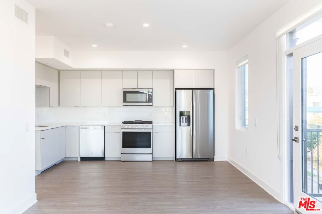 843 Wilcox Avenue #401