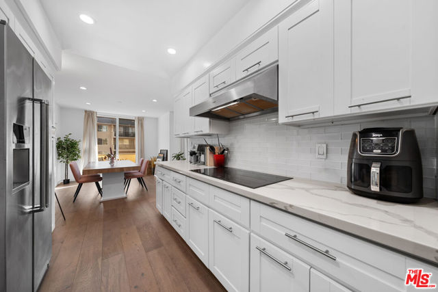 11970 Montana Avenue, Los Angeles CA: https://media.crmls.org/mediaz/0675111a-754f-4521-abfa-56f742395927.jpg