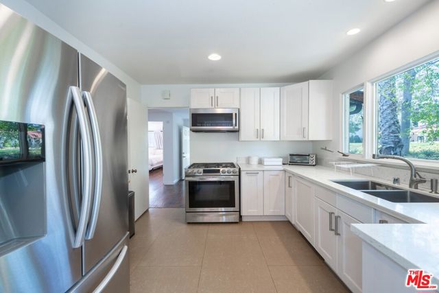 905 Hartford Drive, Beverly Hills CA: https://media.crmls.org/mediaz/0675b177-a8a9-49a6-9e49-b54e6faedfab.jpg