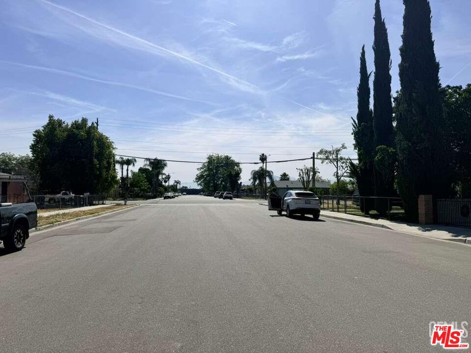 https://media.crmls.org/mediaz/0675f1b9-dce7-43b0-8665-6e5ef6f850f9.jpg?preset=X-Large