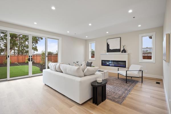 575 Seymour Street, Half Moon Bay CA: https://media.crmls.org/mediaz/06762dea-9521-4552-b96b-5633609c526f.jpg