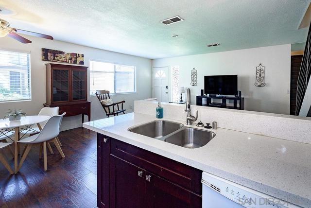 9855 Mission Greens Ct, Santee CA: https://media.crmls.org/mediaz/0676422d-b7ad-4b37-a3b2-16d44317c7bc.jpg