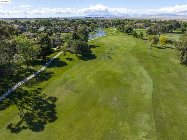 2438 Pinehurst Ct, Discovery Bay CA: https://media.crmls.org/mediaz/06774f5a-fd3c-4ac9-b375-c4e17a6a5dee.jpg
