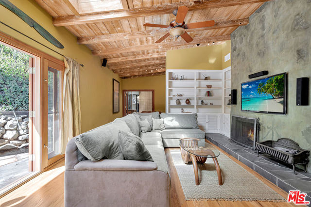 15511 Woodcrest Drive, Sherman Oaks CA: https://media.crmls.org/mediaz/0677b6b6-064e-44cd-8f3f-ac80a89313ad.jpg