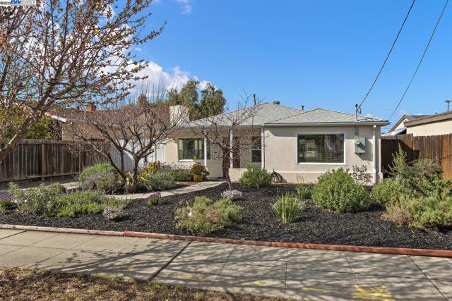633 N P St, Livermore CA: https://media.crmls.org/mediaz/06783d97-6689-4ef7-a02f-2f0fd0b2e402.jpg