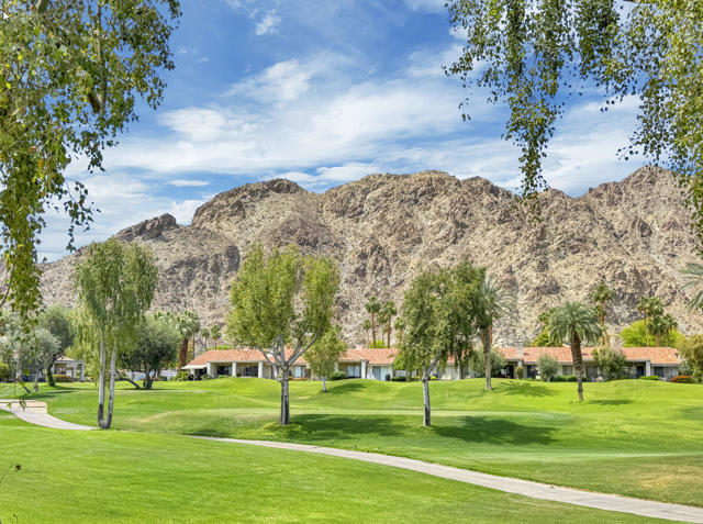 79754 Arnold Palmer, La Quinta CA: https://media.crmls.org/mediaz/067907ec-7fd3-4c08-8de3-13171fcc0416.jpg
