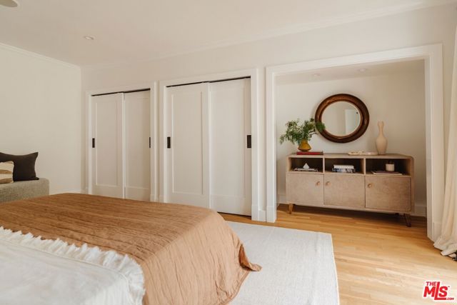226 N Arden Boulevard, Los Angeles CA: https://media.crmls.org/mediaz/06799151-dd7a-426d-bdb3-368a02cdd4b9.jpg