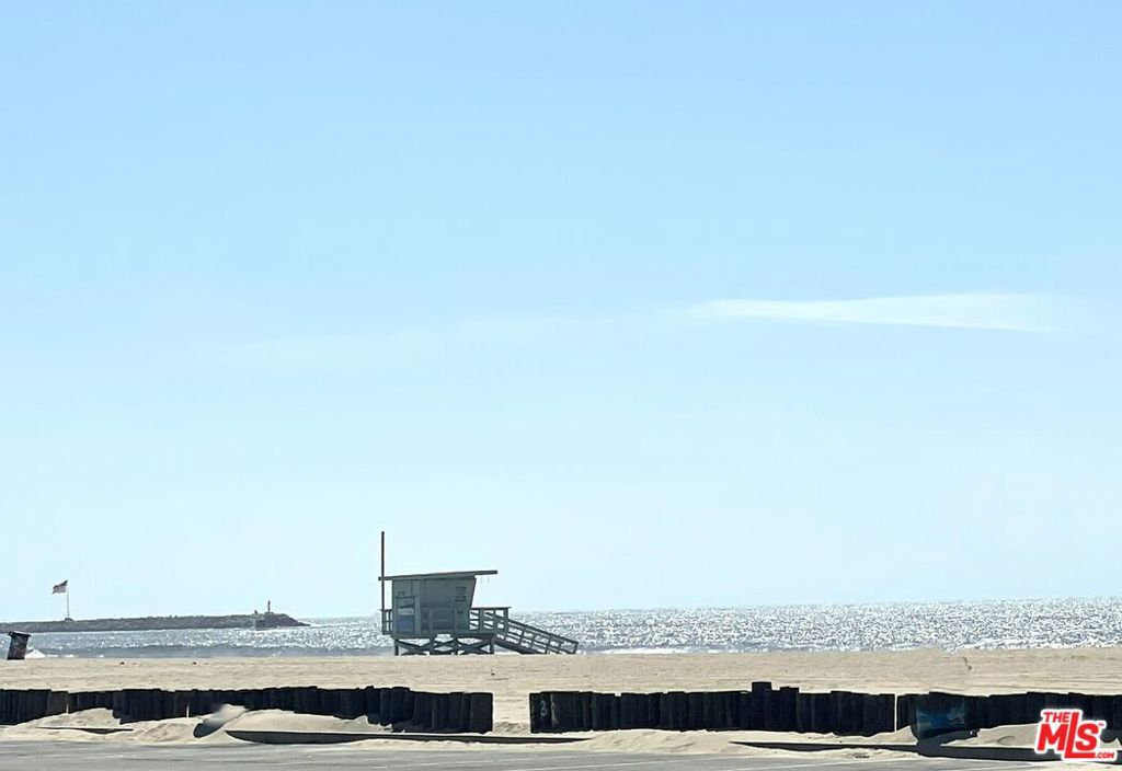 https://media.crmls.org/mediaz/0679a1f9-adeb-423d-a07f-8f06c7bb30fa.jpg?preset=X-Large