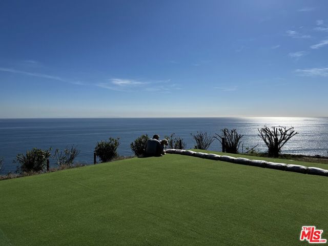 20706 Rockpoint Way, Malibu CA: https://media.crmls.org/mediaz/067a267e-445a-4525-aa5d-b706f8f55bb2.jpg