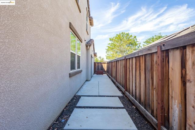 270 Guthrie Lane, Brentwood CA: https://media.crmls.org/mediaz/067a2db5-24ba-4265-a5c8-e53866a36830.jpg