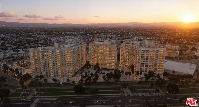 13700 Marina Pointe Drive, Marina del Rey CA: https://media.crmls.org/mediaz/067b51bd-4bf7-4d52-b17a-632bb1c536b9.jpg