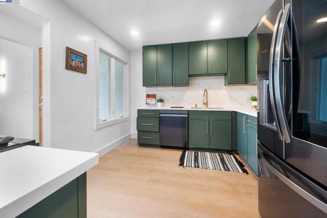 282 Bright St, San Francisco CA: https://media.crmls.org/mediaz/067c48a5-a1ef-424f-b02c-a0cd927e1099.jpg