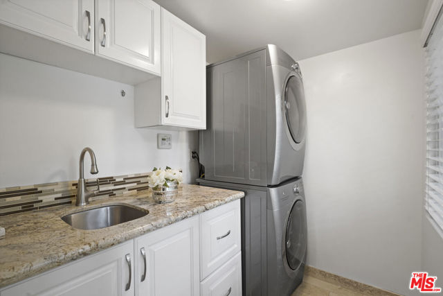 2452 N Altadena Drive, Altadena CA: https://media.crmls.org/mediaz/067cd13f-5a73-4c4a-bfa0-d3fb37a1ed56.jpg