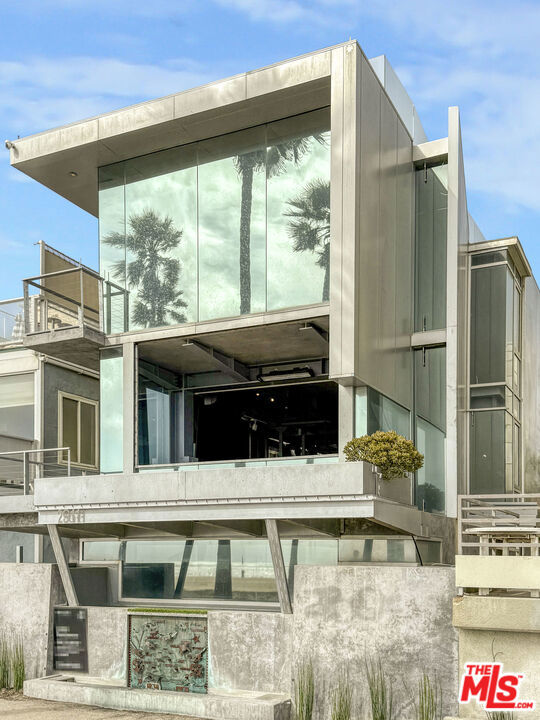 2911 Ocean Front Walk, Venice CA: https://media.crmls.org/mediaz/067cfd57-418a-4fda-9b4d-0f8e029499e7.jpg