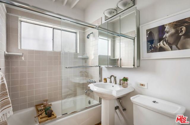 122 Thornton Place, Venice CA: https://media.crmls.org/mediaz/067dc31d-c3c9-4f64-8fbc-60bcc1208e6e.jpg