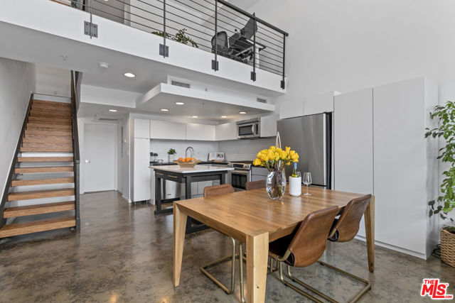333 S Wilton Place, Los Angeles CA: https://media.crmls.org/mediaz/067dd950-1485-4630-946a-d2e93e67a03a.jpg