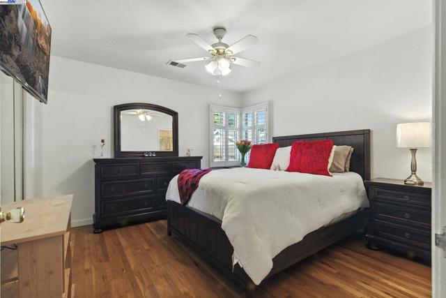 923 90Th Ave, Oakland CA: https://media.crmls.org/mediaz/067e2364-a8f5-4738-852f-b873be5b4169.jpg