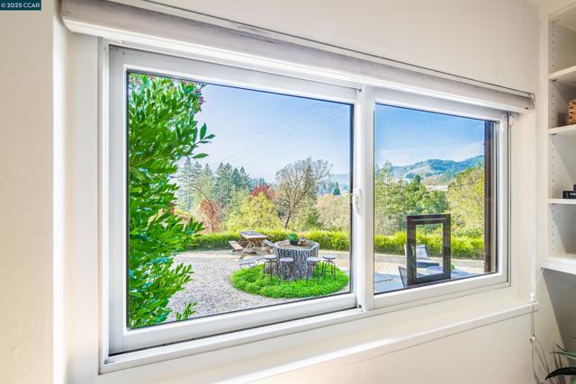 1085 Oak Hill Road #D, Lafayette CA: https://media.crmls.org/mediaz/067ee6b8-56c3-497d-9403-e65255617115.jpg