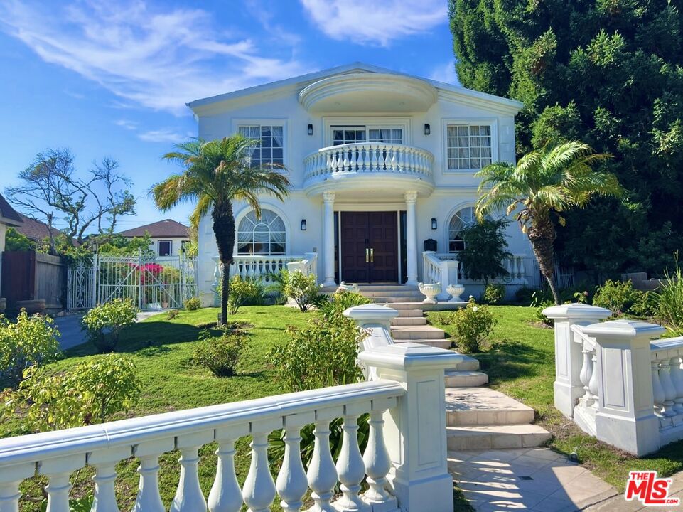 921 Georgina Avenue