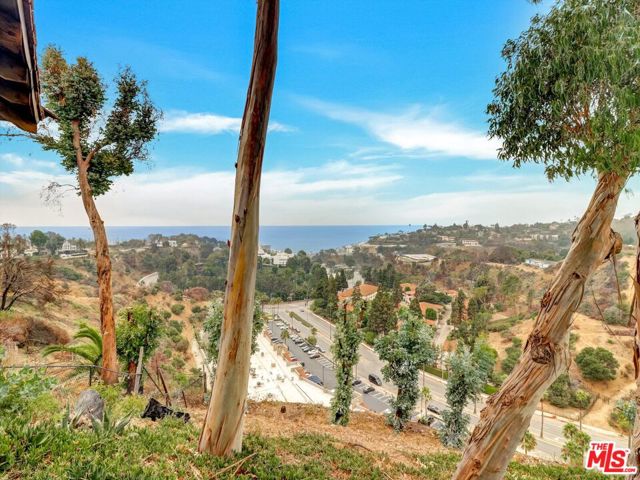 16959 Dulce Ynez Lane, Pacific Palisades CA: https://media.crmls.org/mediaz/0681ee11-ca58-4393-8644-ef19955d529e.jpg