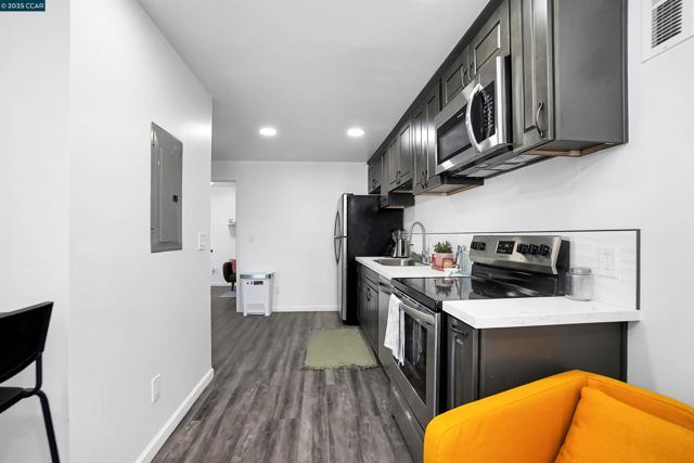 2020 17Th Ave, Oakland CA: https://media.crmls.org/mediaz/068239eb-c912-4117-866d-592d0e02d7e8.jpg