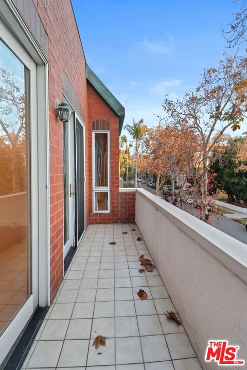 121 N Almont Drive, Beverly Hills CA: https://media.crmls.org/mediaz/06829a20-8cef-49da-8cea-87a19a21aeea.jpg
