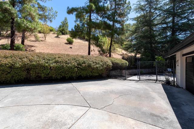 5644 ALHAMBRA HILLS CT, Martinez CA: https://media.crmls.org/mediaz/0682c25d-9588-42d5-b921-3a3ce84564cc.jpg