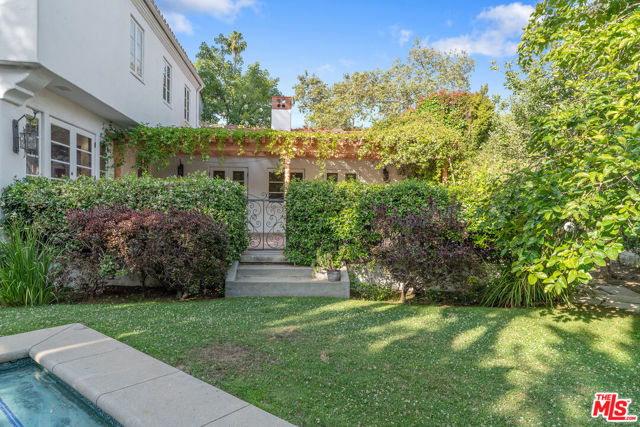 221 S Beverly Glen Boulevard, Los Angeles CA: https://media.crmls.org/mediaz/06833ebe-adec-4074-a99d-261e52b44d79.jpg