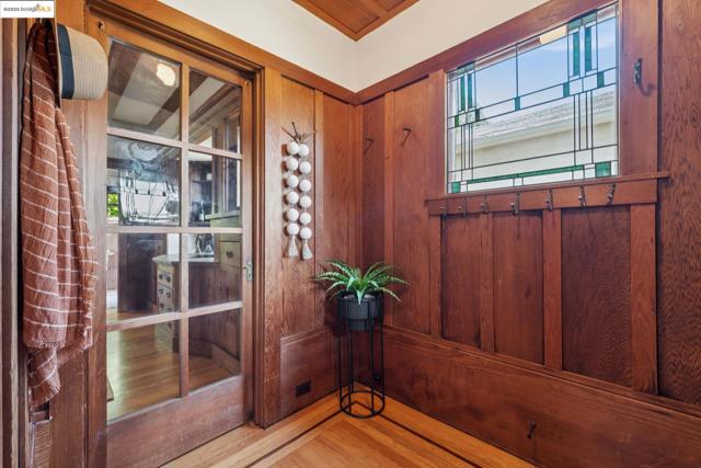1309 Arch St, Berkeley CA: https://media.crmls.org/mediaz/0683dc28-6b27-4036-948a-3c89deed0106.jpg