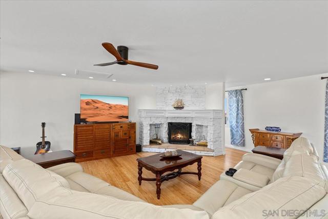 20403 Rancho Villa Rd, Ramona CA: https://media.crmls.org/mediaz/0683f153-edfb-4c3a-8bb1-3211f33998bc.jpg