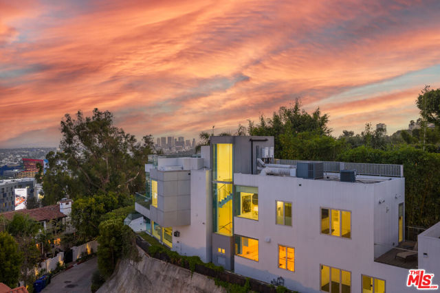 1377 Miller Place, Los Angeles CA: https://media.crmls.org/mediaz/0684eada-a54b-4138-835b-453f40f68338.jpg