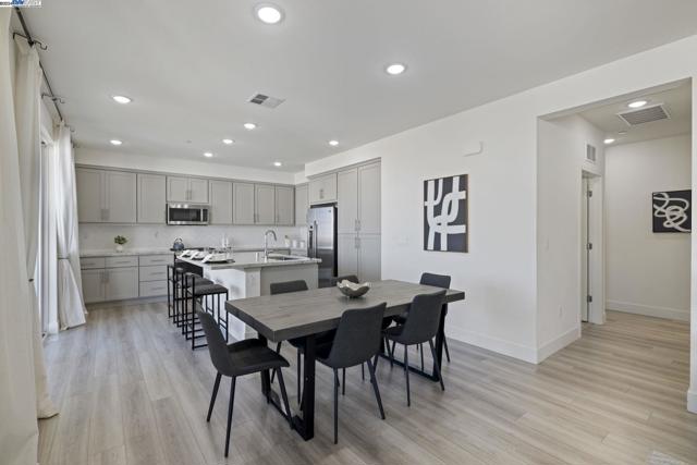 Image 12 of 39 For 9572 Seawind Way