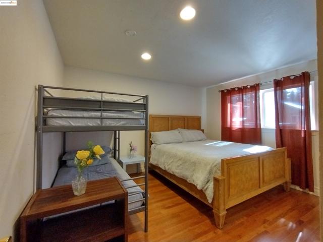 864 San Francisco Ave, South Lake Tahoe CA: https://media.crmls.org/mediaz/0685f0de-bc5b-4d5a-aa4c-cf5f1b34eb4c.jpg