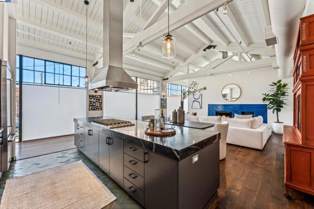 311 4th St, Oakland CA: https://media.crmls.org/mediaz/0687fac3-8375-45bc-80d5-6d7a096b0e88.jpg