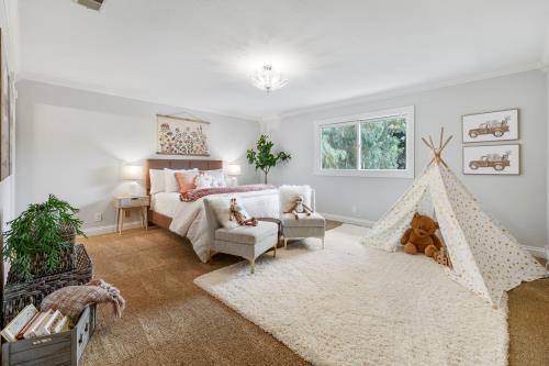 12 Colton Court, Redwood City CA: https://media.crmls.org/mediaz/06888817-15f9-4c72-80b0-86d0d53a4bbf.jpg
