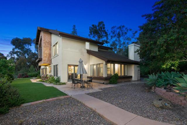 1586 Kimberly Woods Dr, El Cajon CA: https://media.crmls.org/mediaz/0688fb7c-da86-4ef0-bc0d-339679b5a5c1.jpg